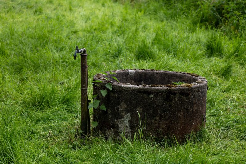 Hotový trávník s víkem nádrže a hydrantem – Polička, Nádrž 5 m³, teleskopický nástavec, zahradní hydrant